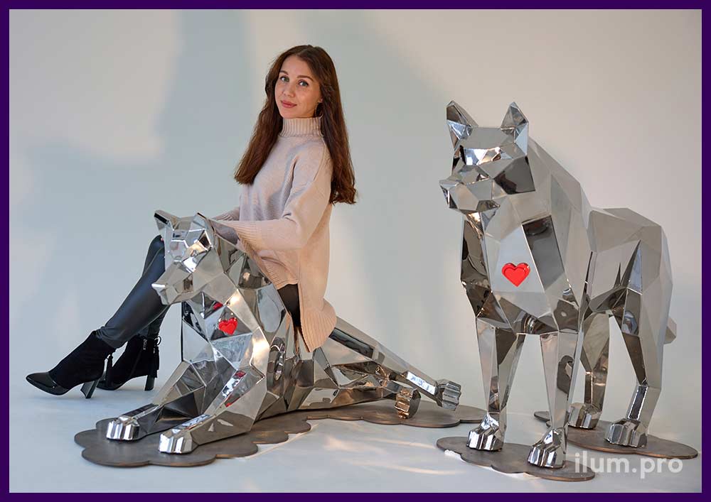 Фотозона с зеркальными, полигональными скульптурами животных - волков