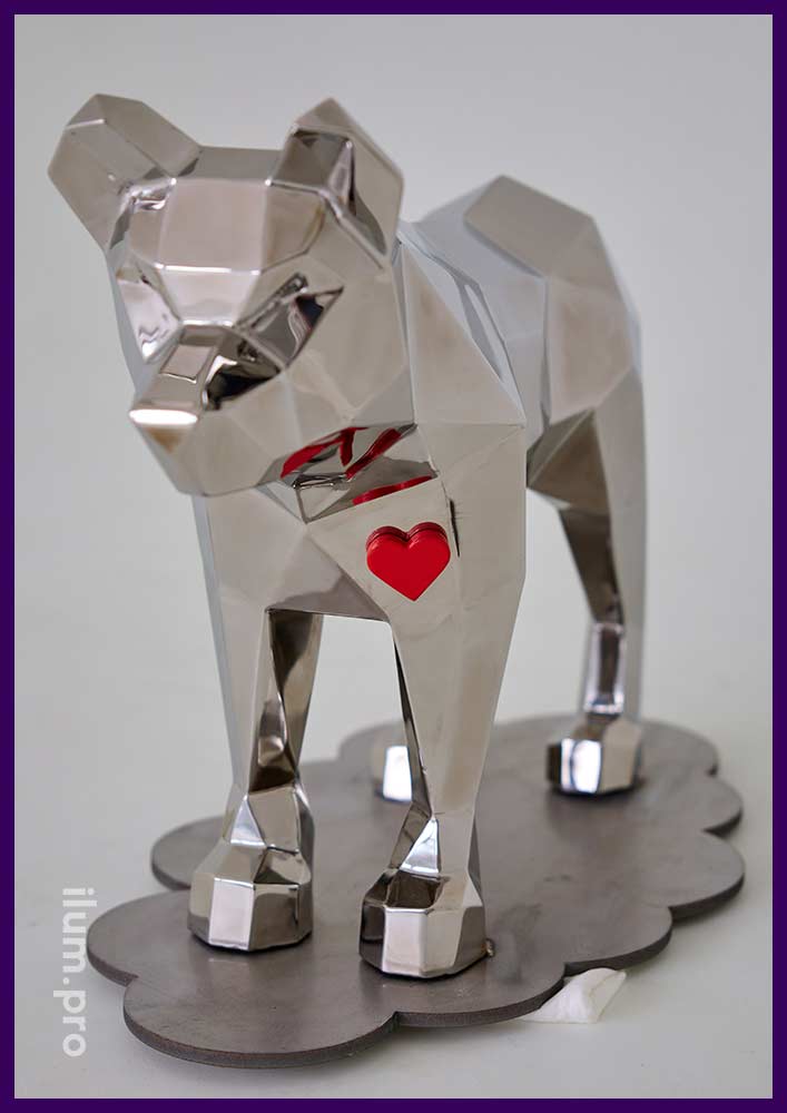 Скульптура полигонального животного в форме волка
