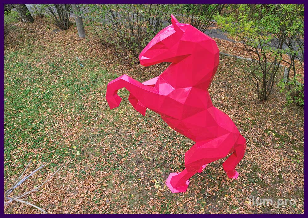 Розовая скульптура из металла в полигональном стиле - конь на дыбах