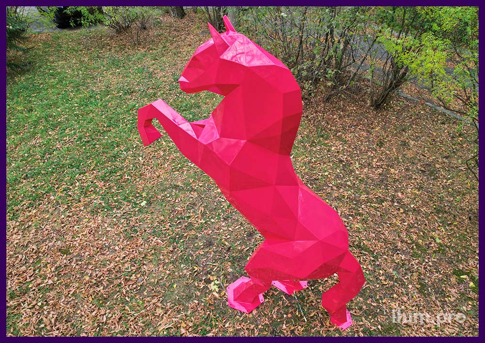 Металлическая скульптура крашеного коня в полигональном стиле