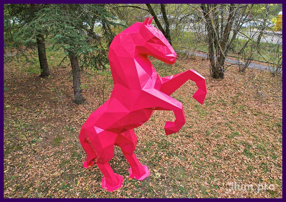 Скульптура коня из крашеной нержавейки - розовый арт-объект для парка