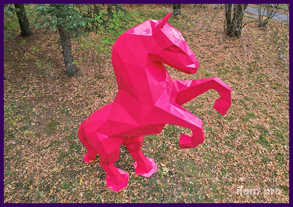 Розовая скульптура коня - металлический арт-объект с порошковой краской