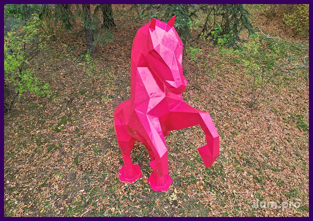 Розовая скульптура металлического коня на дыбах в полигональном стиле