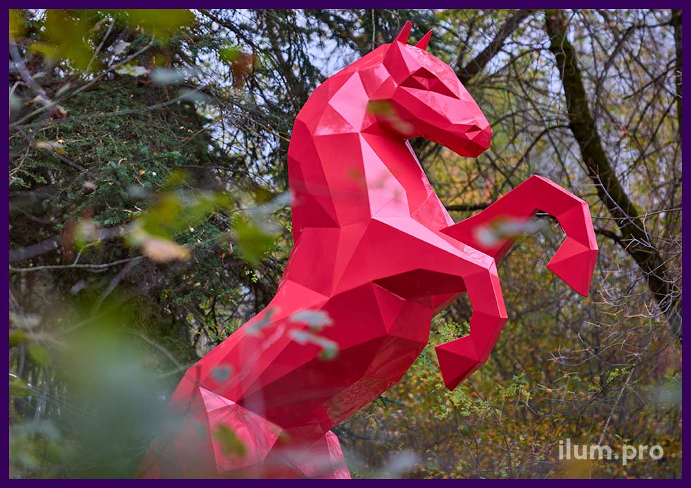 Скульптура полигонального коня из крашеного металла розового цвета