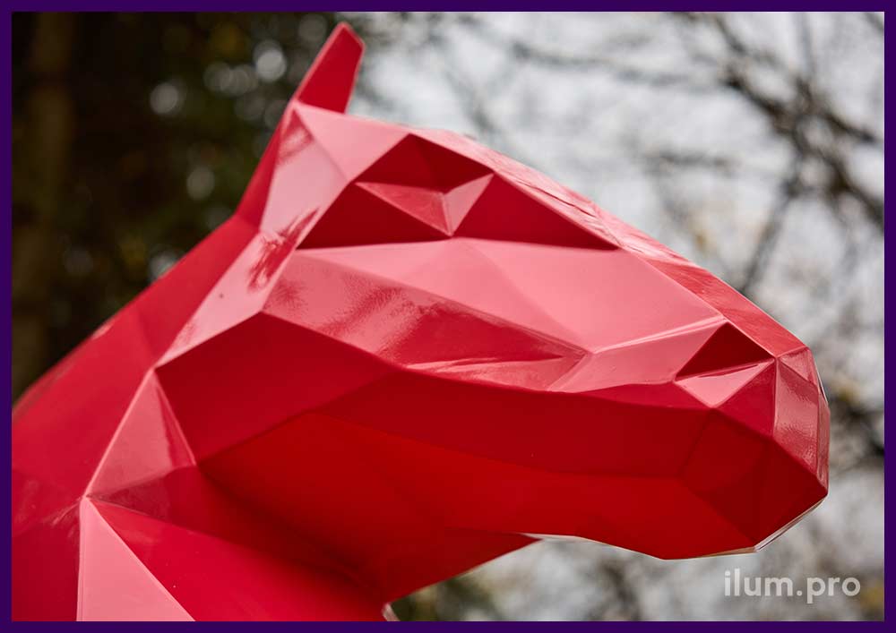 Конь из нержавеющей стали с полимерной краской розового цвета - полигональный арт-объект