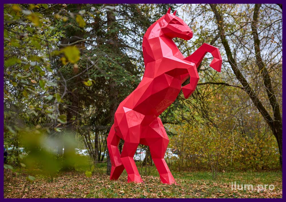 Скульптура красного коня в Ростовской области - полигональный арт-объект