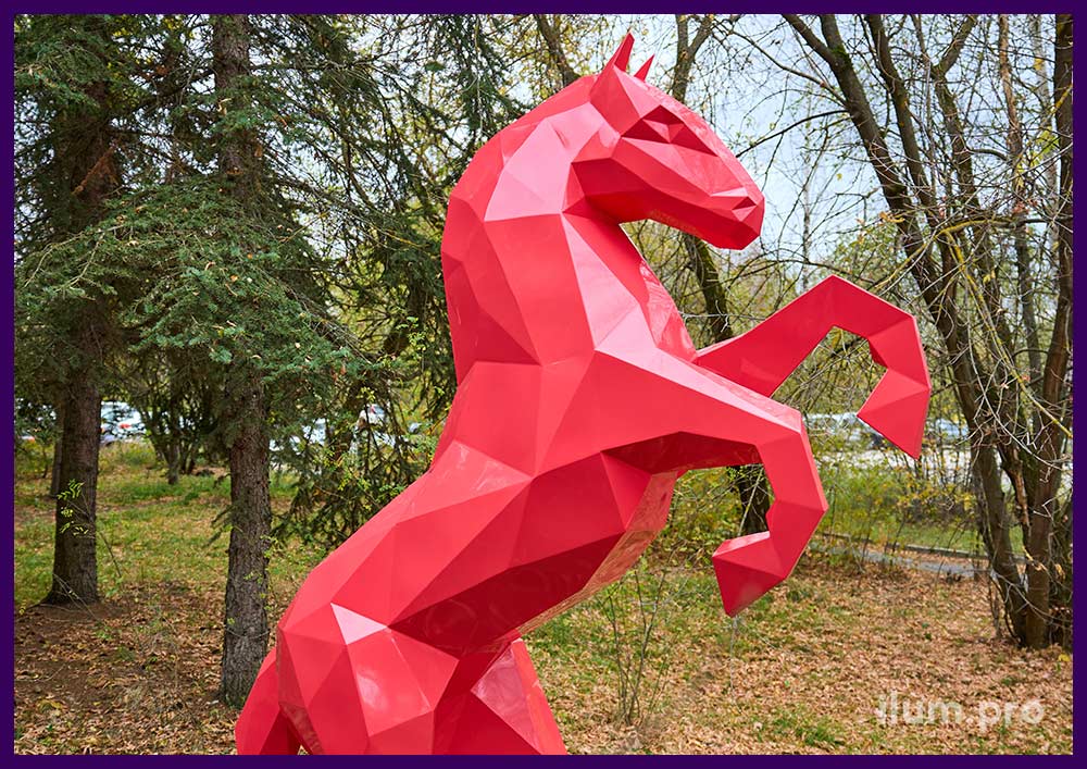 Лошадь на дыбах - полигональная скульптура розового цвета