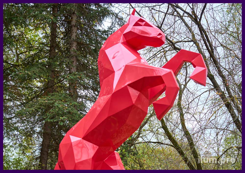 Гранёная скульптура металлического коня розового цвета с порошковой краской