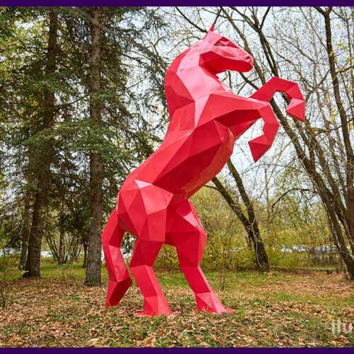 Лошадь на дыбах - розовая скульптура для сада или парка