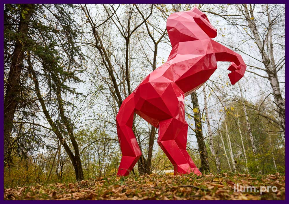 Металлическая скульптура полигонального коня для Ростовской области