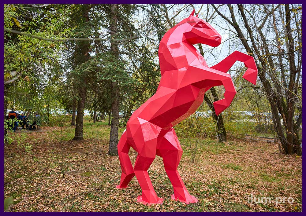 Яркая скульптура металлической лошади на дыбах - полигональный арт-объект