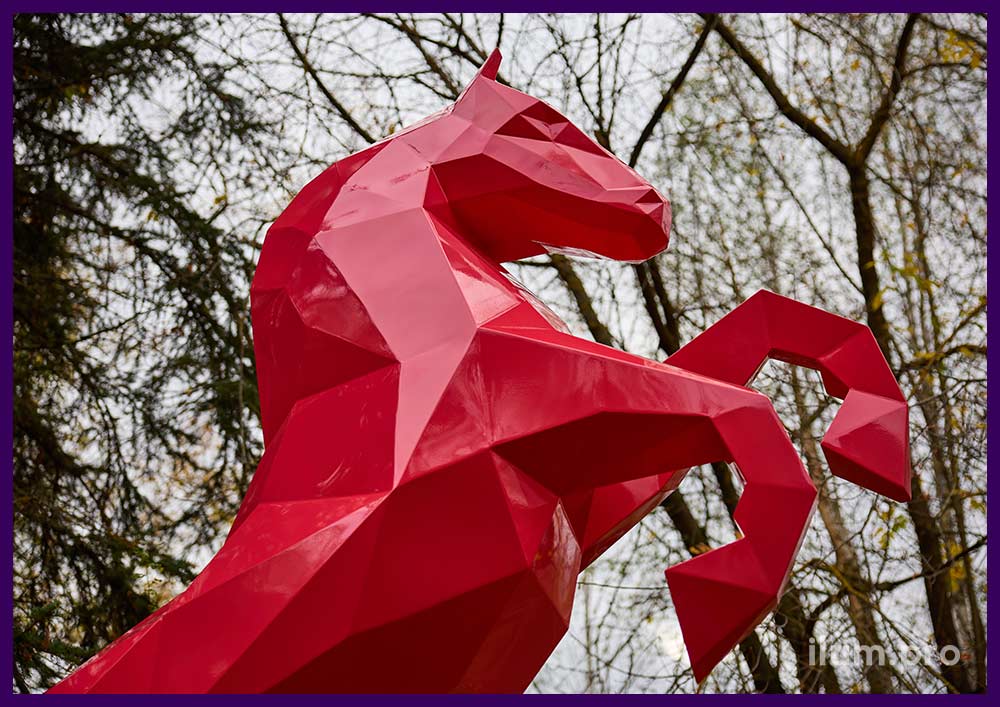 Скульптура крашеного коня из нержавеющей стали красного цвета