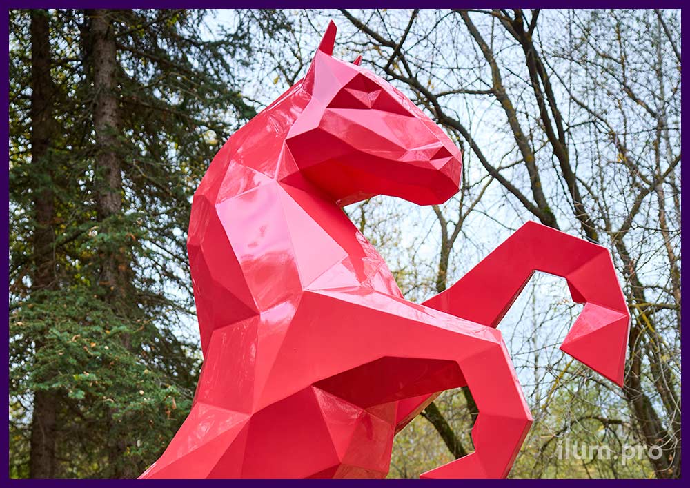 Скульптура коня из металла - розовый арт-объект в Ростовской области