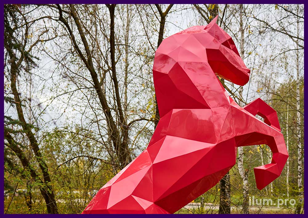 Лошадь полигональная из металла сочного, красно-розового цвета