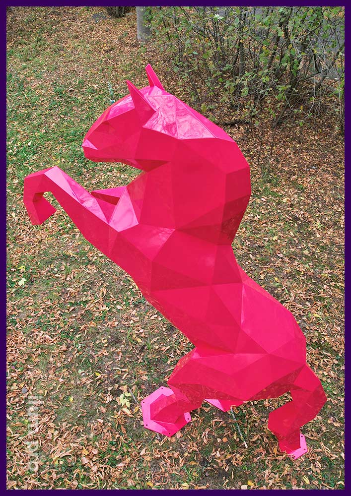 Конь полигональный с ярко-розовой краской