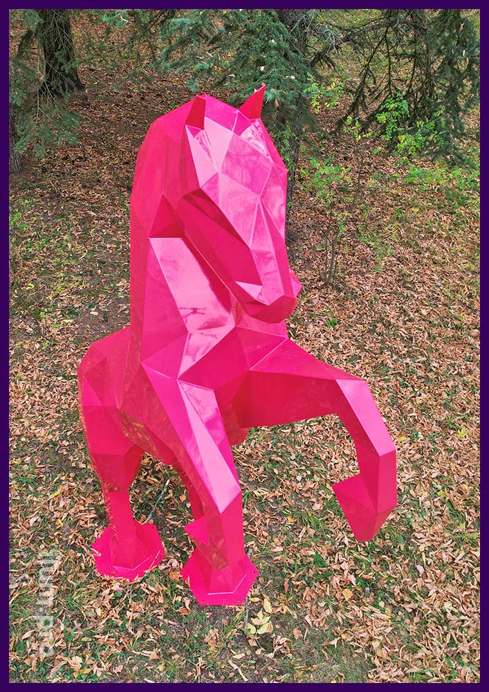 Конь на дыбах - полигональная скульптура розового цвета из крашеной нержавейки