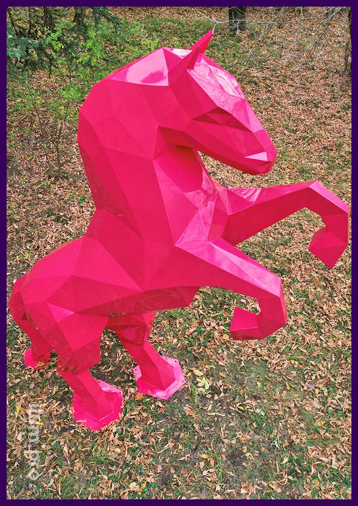 Конь полигональный металлический - розовый арт-объект в городском парке