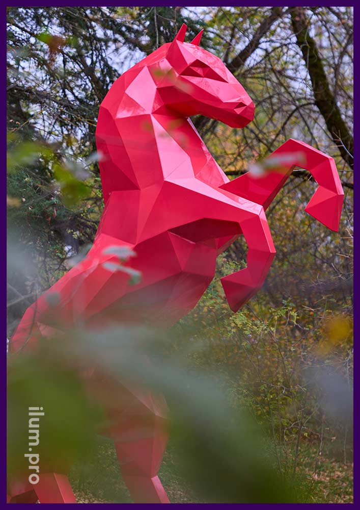 Скульптура полигонального коня красного цвета - лошадь на дыбах