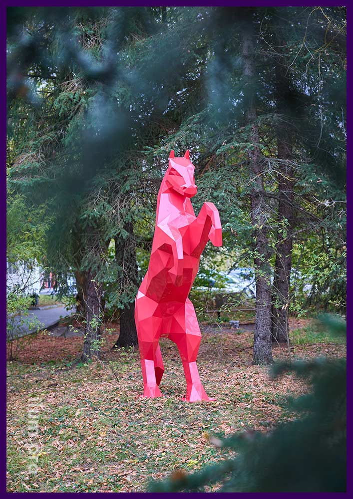 Красно-розовая скульптура коня на дыбах с плоскими гранями