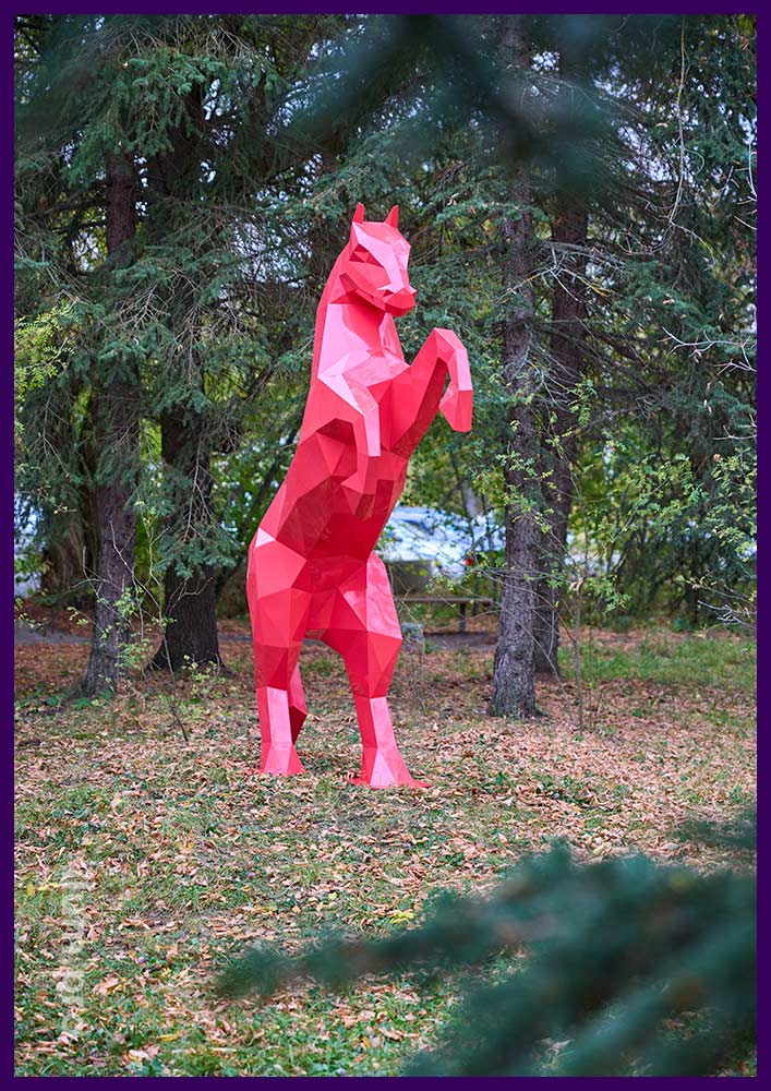Розовая скульптура полигонального коня на дыбах для украшения территории