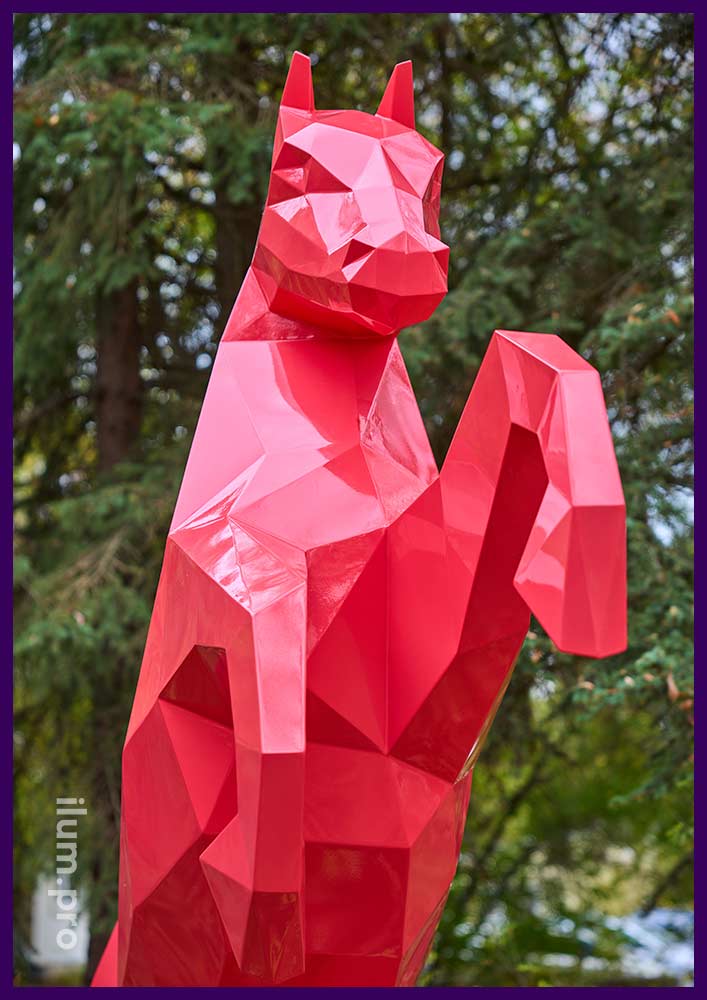Конь розового цвета - скульптура из нержавеющей стали с порошковой краской
