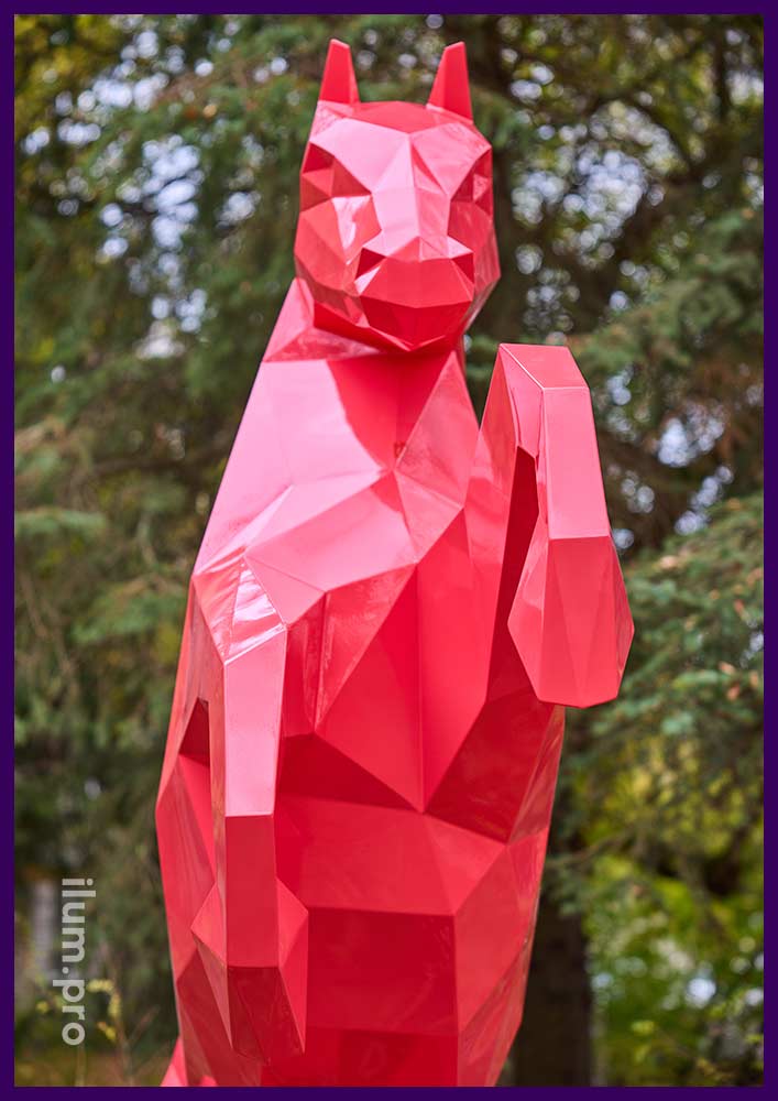 Скульптура розового цвета в форме полигонального коня на дыбах