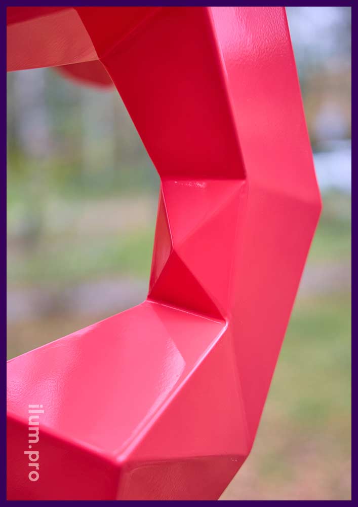 Полигональная скульптура коня сочного, розового цвета