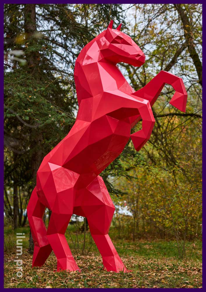 Конь металлический с поверхностью из красной, порошковой краски