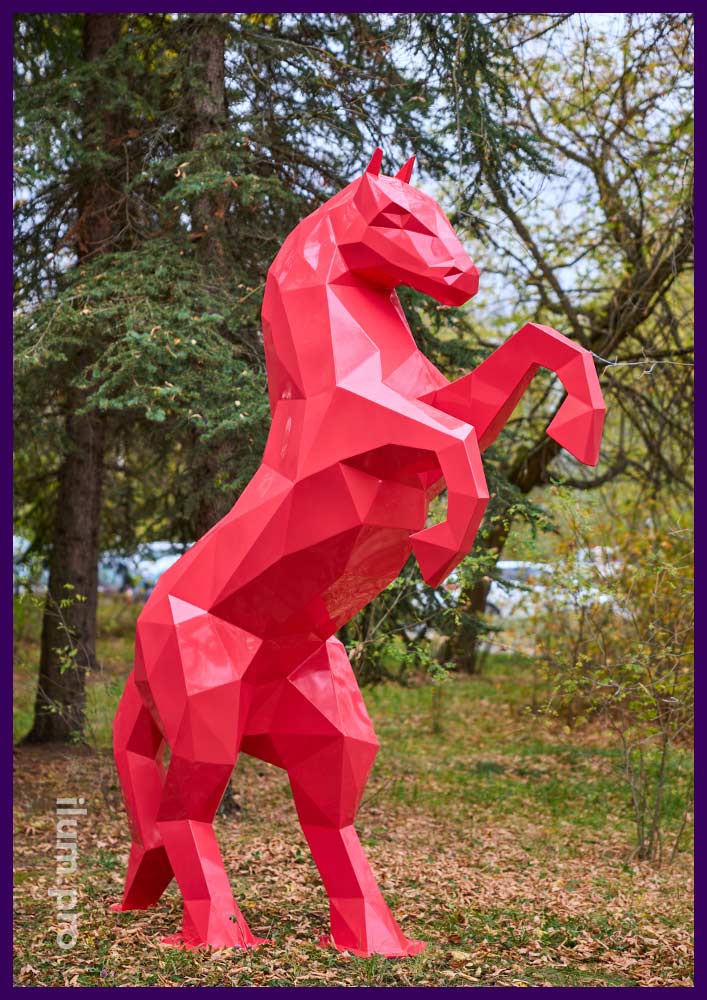 Полигональная скульптура лошади на дыбах - металлический арт-объект для улицы и интерьера