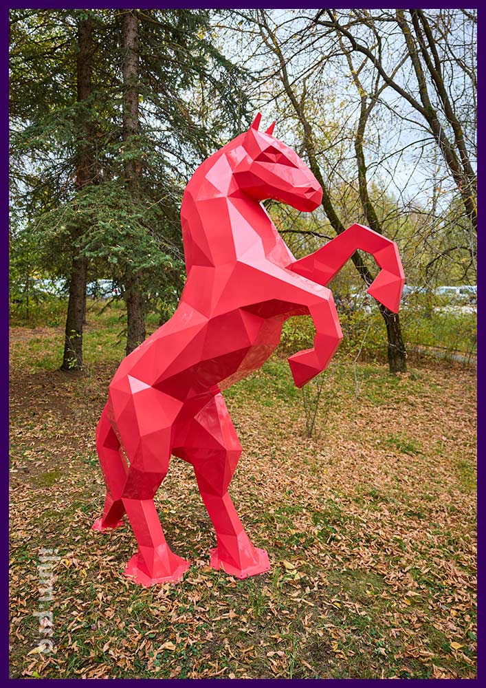 Стильная, розовая скульптура металлического коня на дыбах