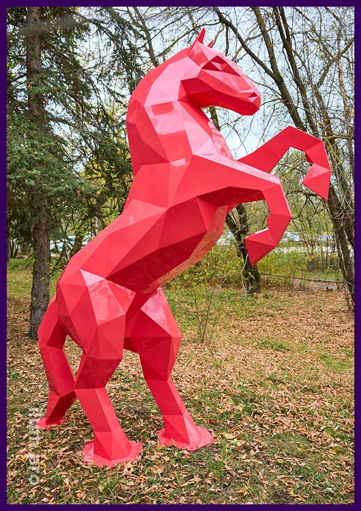Красная, полигональная фигура коня с порошковой краской и нержавеющим каркасом