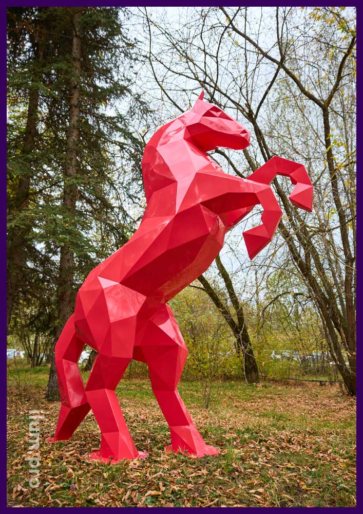 Металлическая скульптура в виде коня, стоящего на дыбах