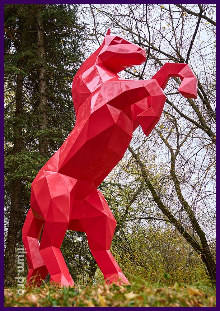 Скульптура лошади на дыбах с порошковой краской сочного, красного цвета