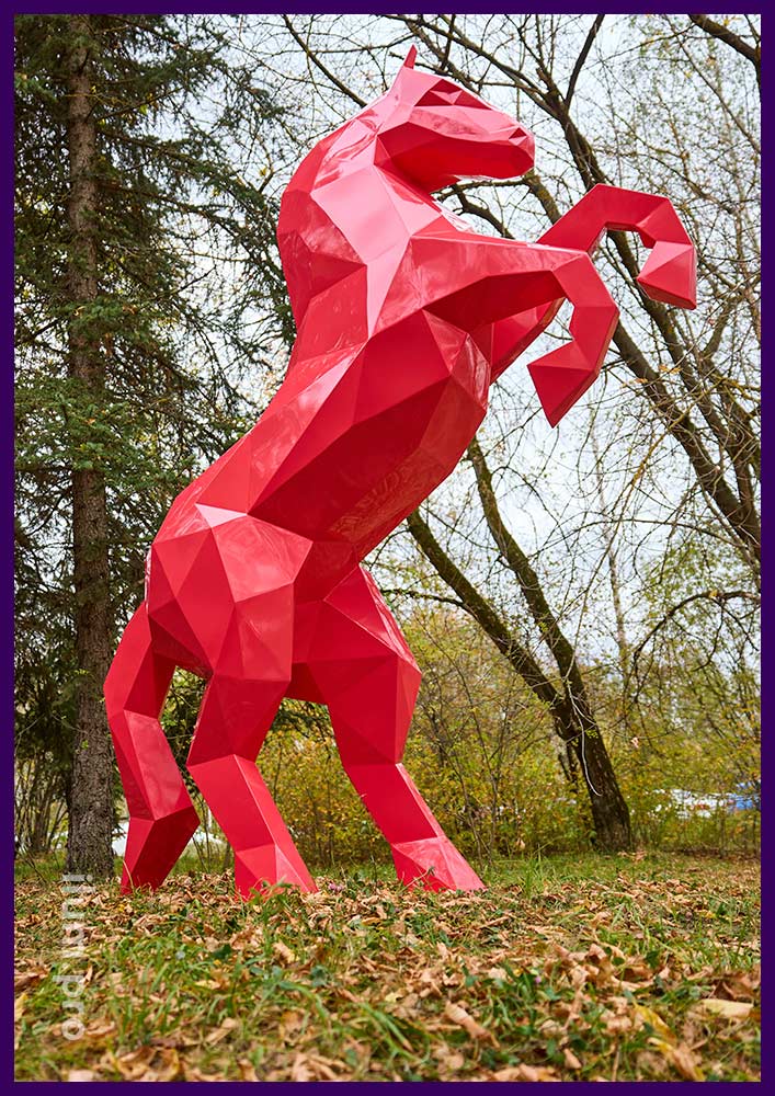 Скульптура коня на дыбах сочного, красного цвета в полигональном стиле