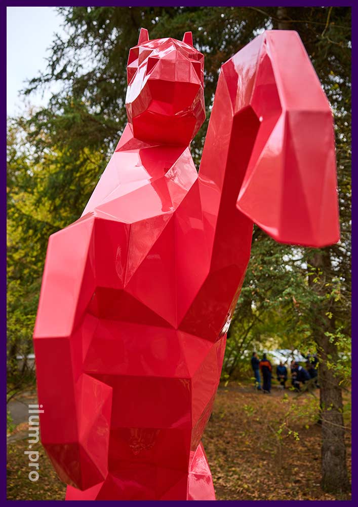 Розовая скульптура полигональная - конь на дыбах - уличный арт-объект