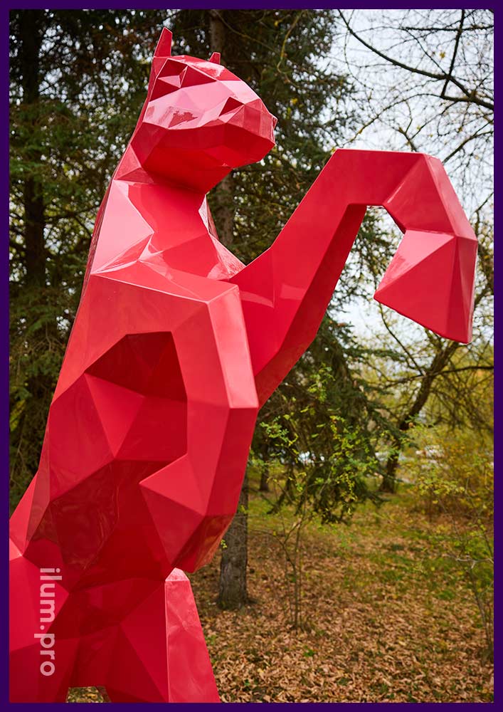 Лошадь полигональная - скульптура из крашеной стали на дыбах