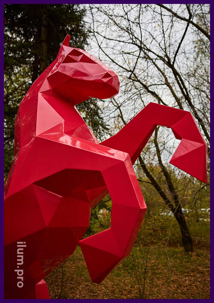 Конь на дыбах - стильная скульптура в полигональном стиле красного цвета