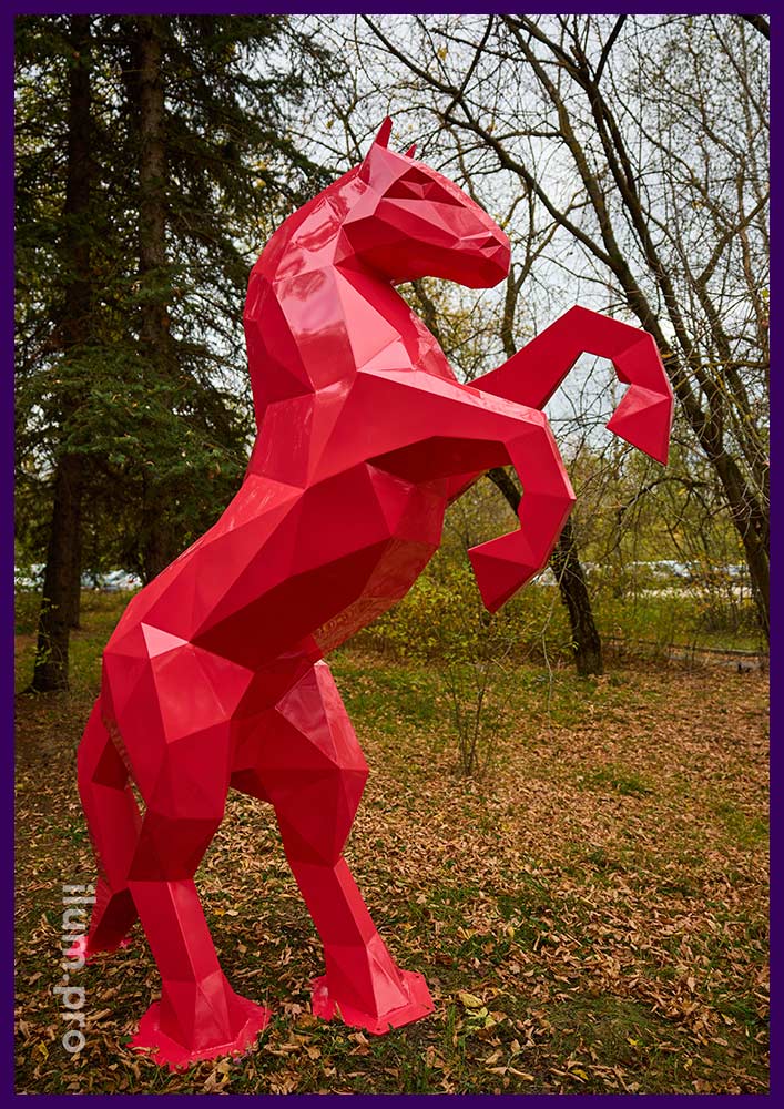 Розовая скульптура коня с полигональной поверхностью красного цвета
