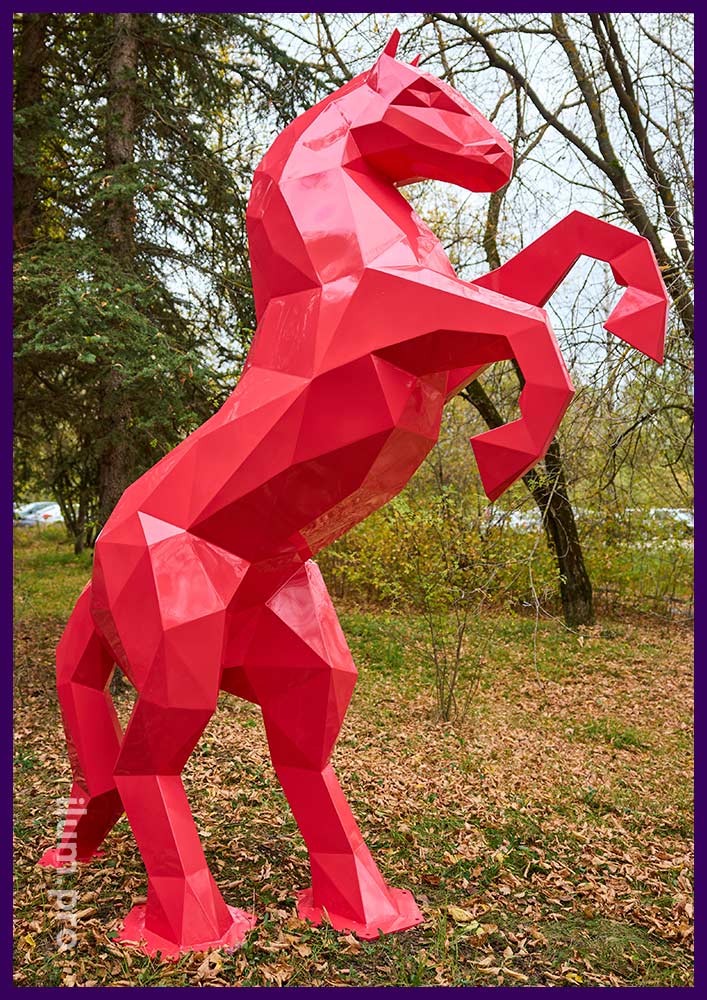 Металлическая скульптура лошади - розовый арт-объект высотой 2,8 метра