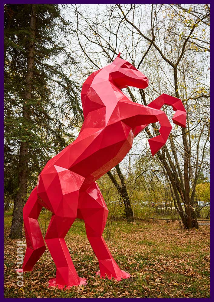 Металлическая скульптура лошади из крашеной нержавеющей стали в полигональном стиле