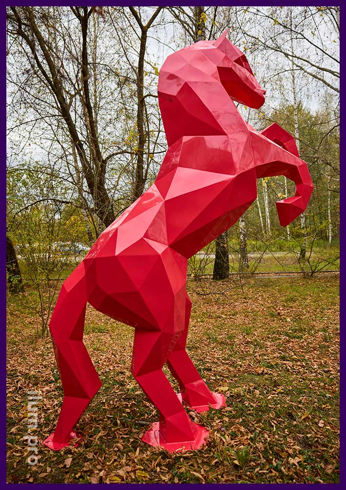 Красная скульптура лошади из крашеной нержавеющей стали
