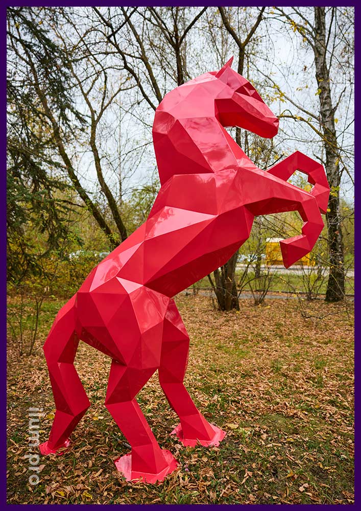 Лошадь красного цвета - полигональная скульптура высотой 2,8 м