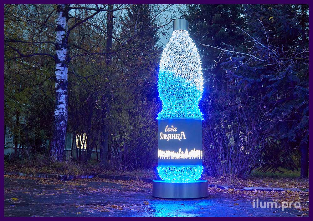 Фотозона в форме бутылки минеральной воды с подсветкой уличной иллюминацией