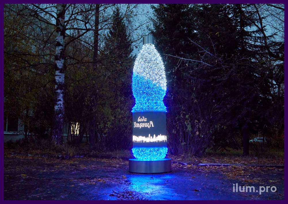Уличная фотозона с гирляндами белого и синего цветов в форме бутылки минеральной воды