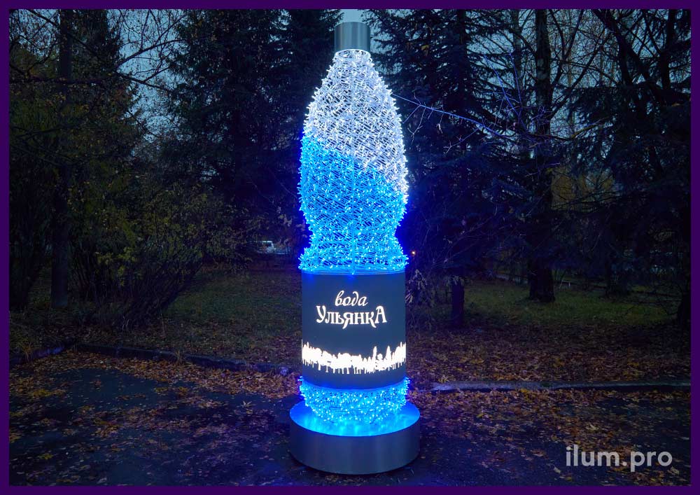 Сине-белая бутылка воды Ульянка с гирляндами и каркасом из алюминия - уличная фотозона