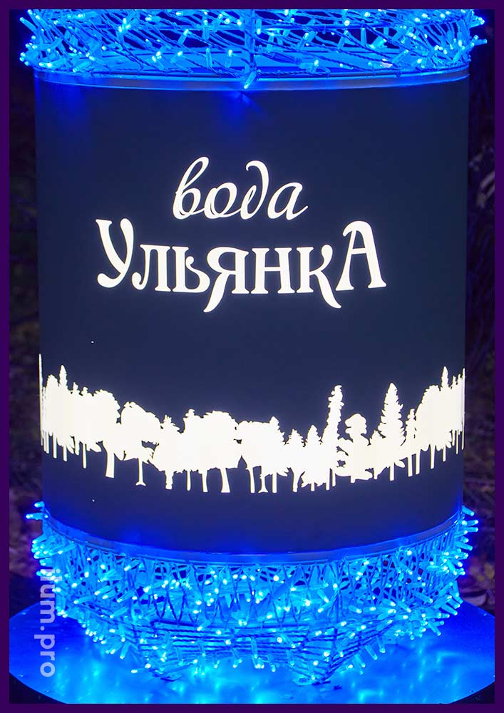 Объёмная фотозона с белыми и синими гирляндами в форме бутылки воды Ульянка