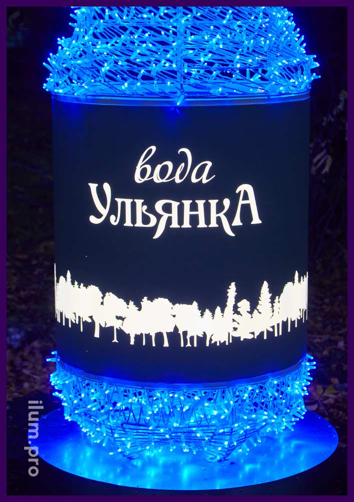 Объёмная бутылка с белыми и синими гирляндами - фотозона из металлического каркаса на подиуме