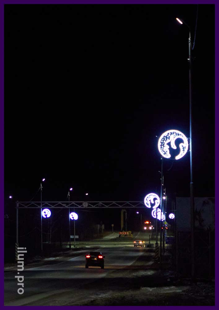 Декоративные световые консоли с белочками на фонарных столбах в Лангепасе