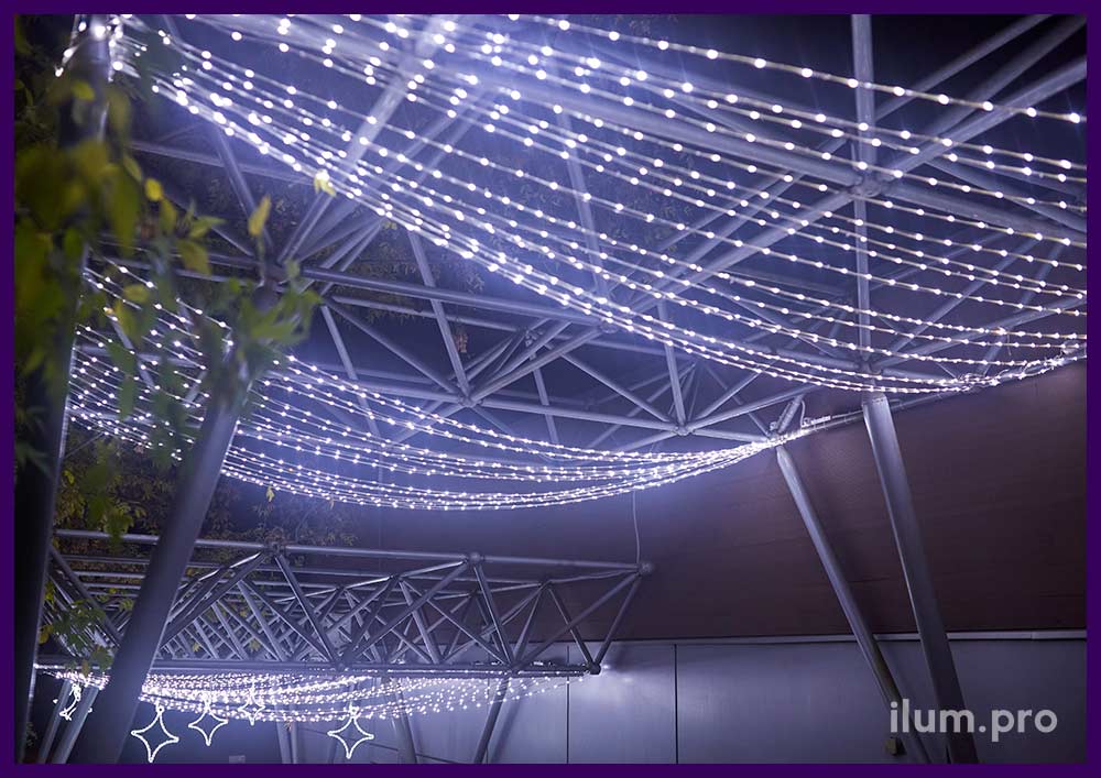 Подсветка ТЦ в Новосибирске белыми гирляндами роса и звёздами из дюралайта