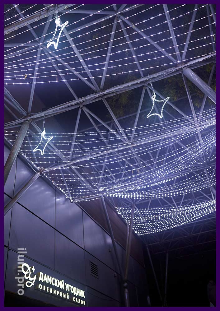Подсветка лестницы рядом с ТЦ гирляндами звёздное небо и контурными фигурами